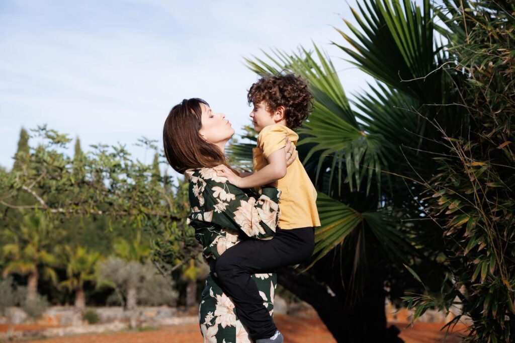 Vicky Gazquez feliz con niño en brazos